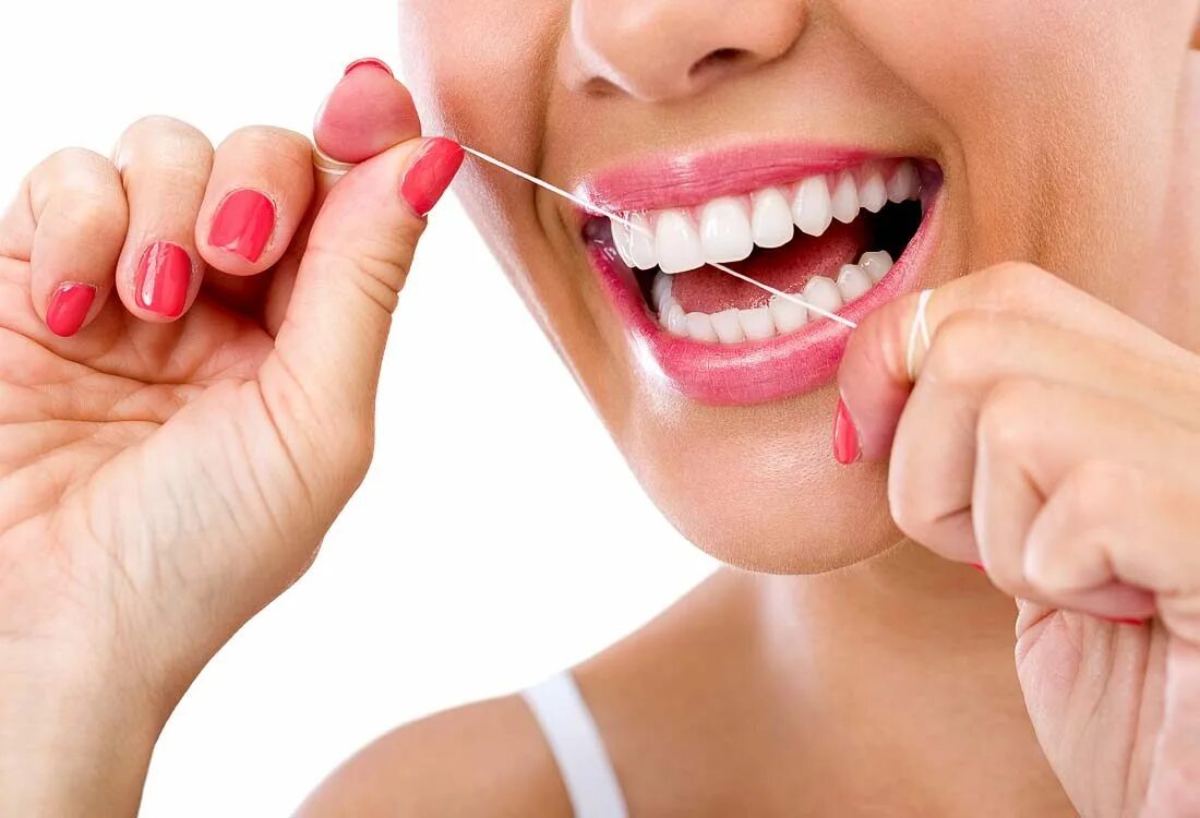 Модель полости рта. Девушка с красивыми зубами. Профессиональная чистка зубов. Профессиональная гигиена полости рта. Зубная нить в стоматологии.