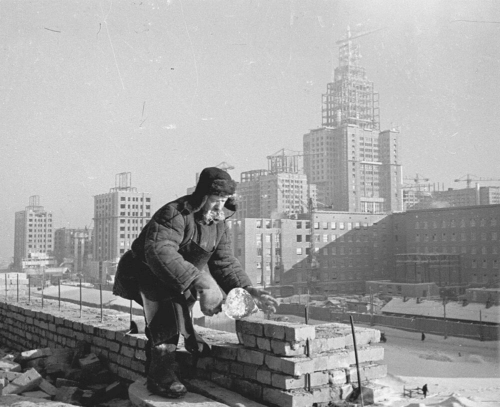 Стройка МГУ 1949. Сталинские высотки МГУ 1950. Постройки СССР МГУ. Строящийся МГУ Старая Москва.