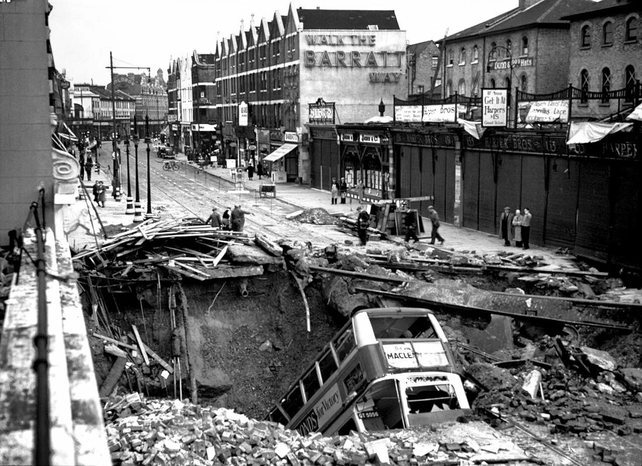 Что был сильно разрушен. Бомбардировка Лондона 1940. Лондон 1940 год. Бомбежки Великобритании 1940. Лондон 1941.
