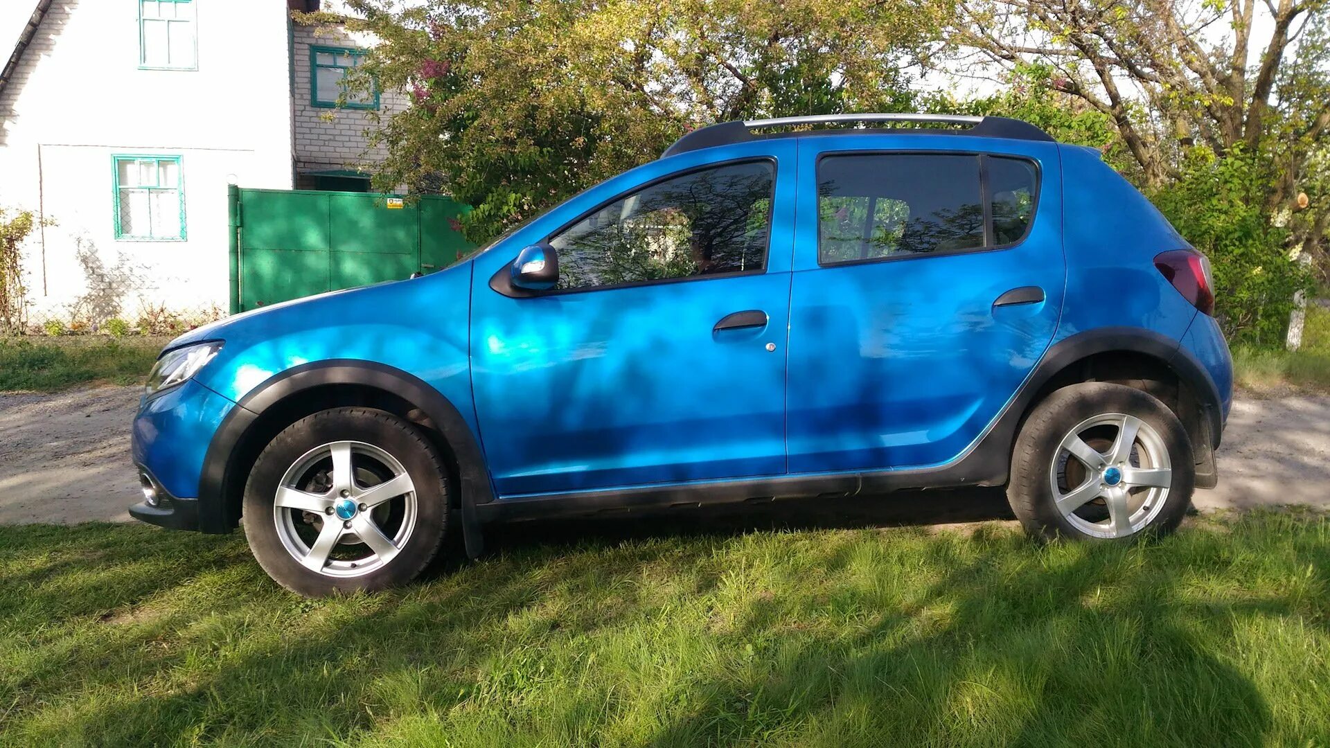Рено логан 2 степвей. Renault sandero stepway диски. Рено сандеро степвей на 17 дисках. Рено логан степвей 2015. Диски на рено сандеро степвей 2.