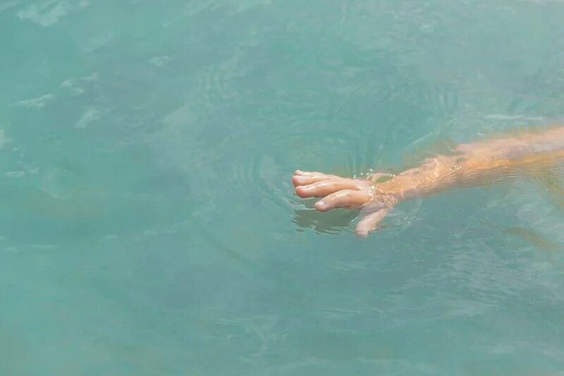 В воде происходят резкие. Захлебывающийся в море. Девочка под водой захлебывается.