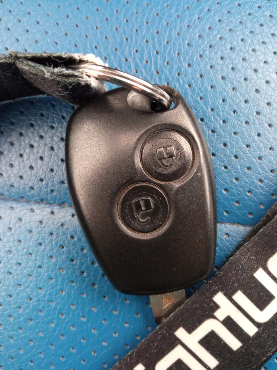 Ключ от рено логан 2. Renault duster личинка замка багажника. Логан 2 ключ зажигания. Ключ зажигания рено логан 1. Не поворачивается ключ рено логан.
