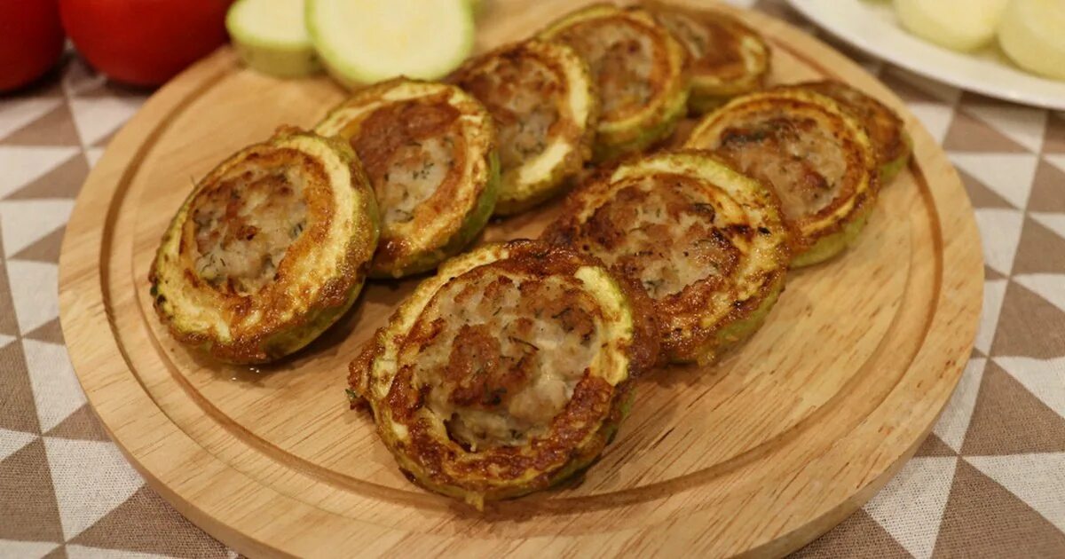 Кабачки с фаршем и сыром запеченные в духовке кружочками. Кабачки с фаршем в духовке кружочками с помидорами и сыром. Фаршированные кабачки с фаршем на сковороде. Колечки из кабачков с фаршем в духовке. Кабачки кольцами с фаршем в духовке.