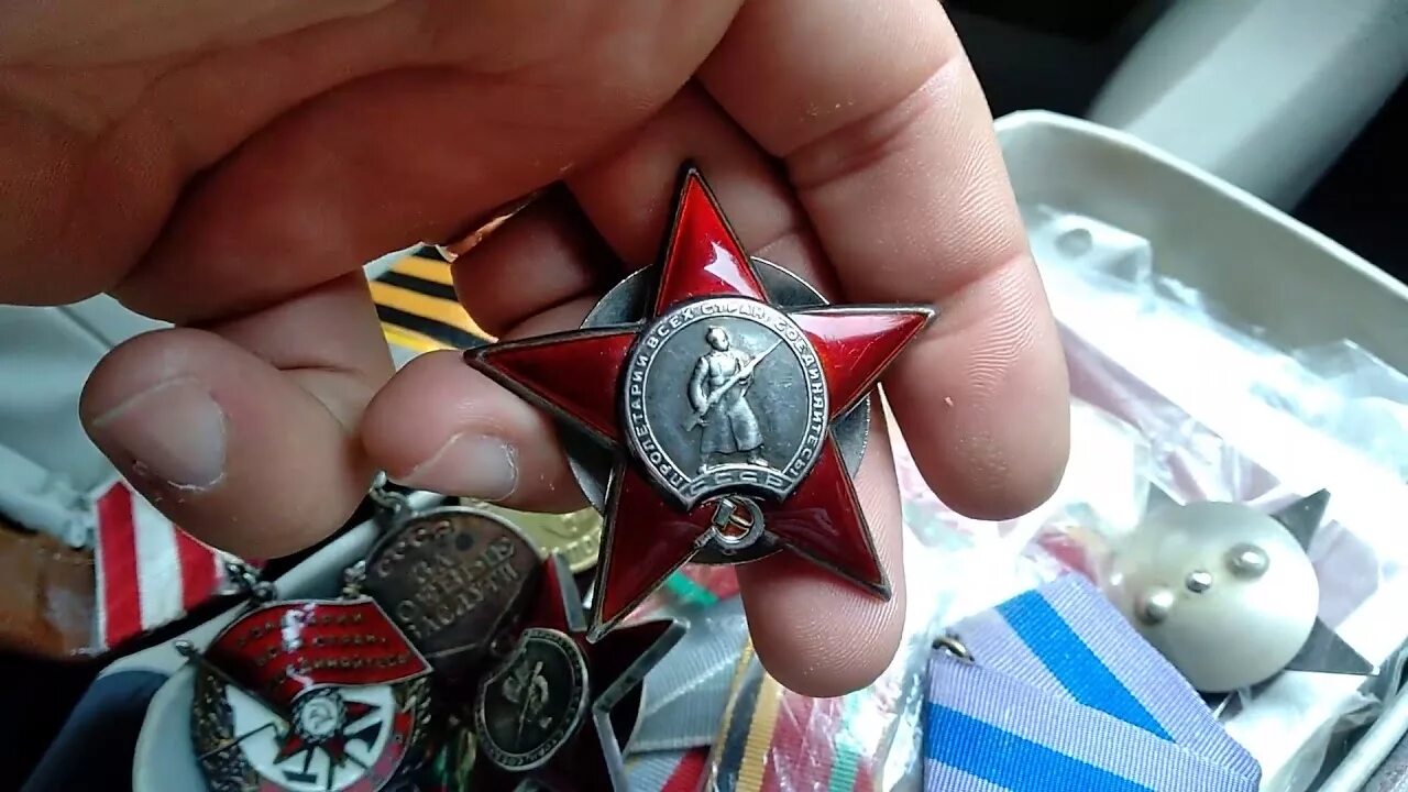 Ордена на рынке. Ветеран продает награды. Ордена на базаре не встретишь. Коллекции наград. Монеты и банкноты на блошиных рынках.