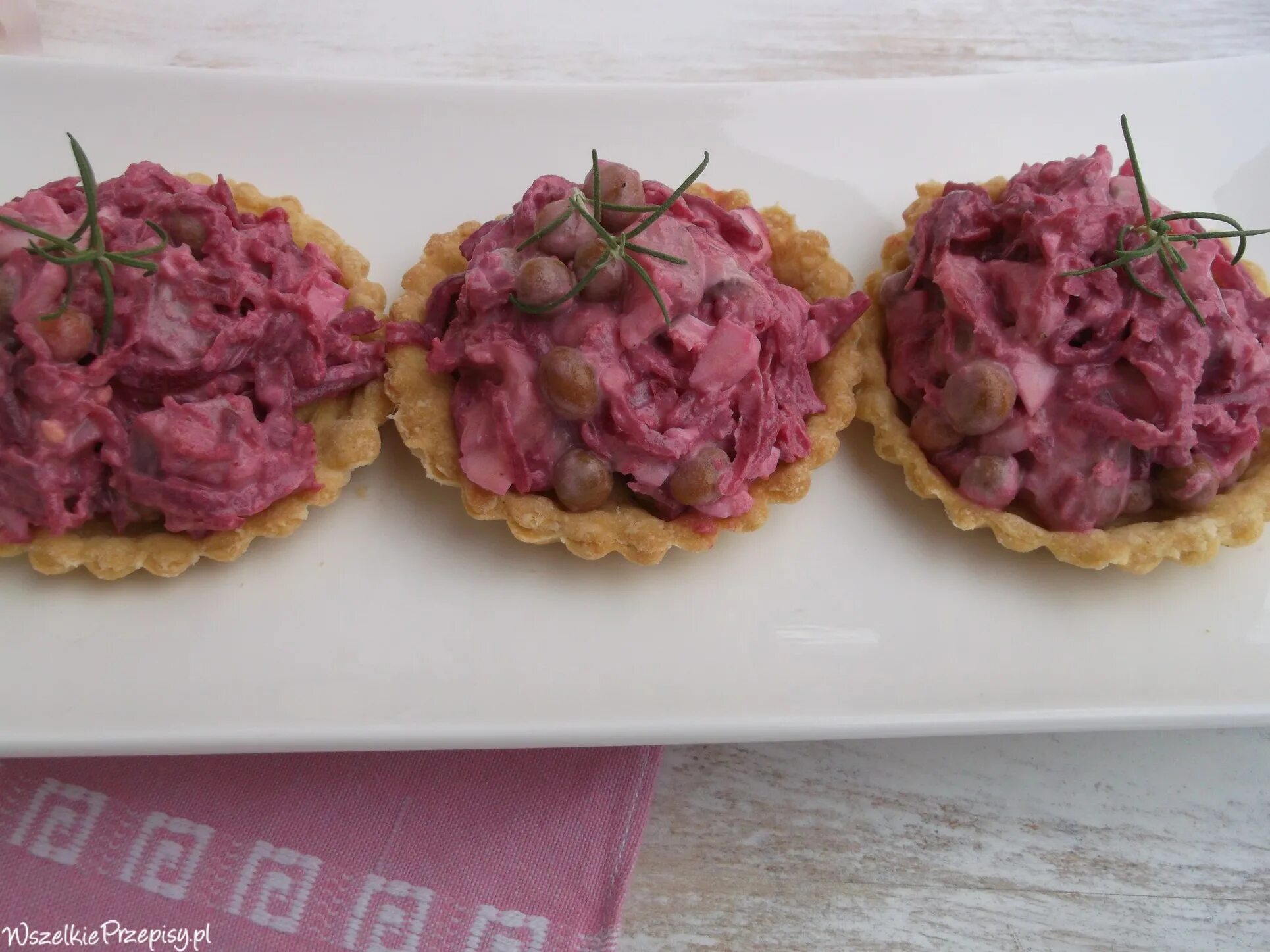 Закуски из селедки в тарталетках. Сельдь под шубой в тарталетках. Тарталетки с селедкой. Тарталетки с сельдью. Тарталетки со свеклой и красной рыбой.