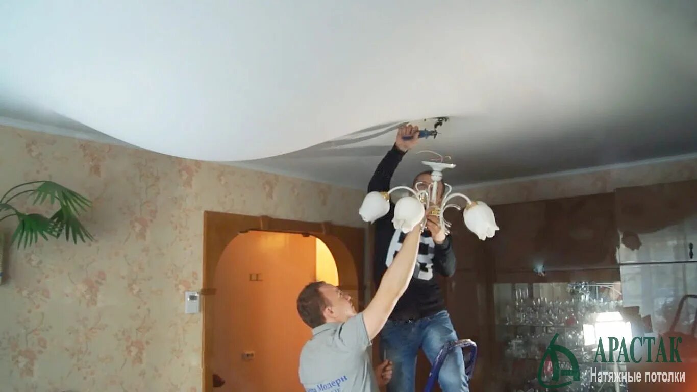 Ходули строительные 2023. Пожарные датчики на потолке. Человек упирается в потолок. Достать до потолка. Креативные натяжные потолки.