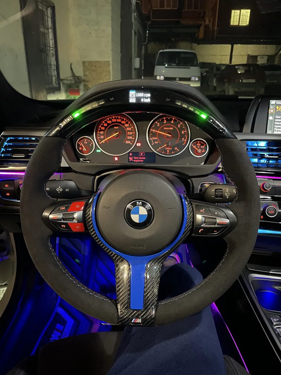 М руль на бмв f10. Ferrari 458 spider салон. Руль с дисплеем bmw м performance. Руль бмв с тахометром. Руль бмв x5 g05.