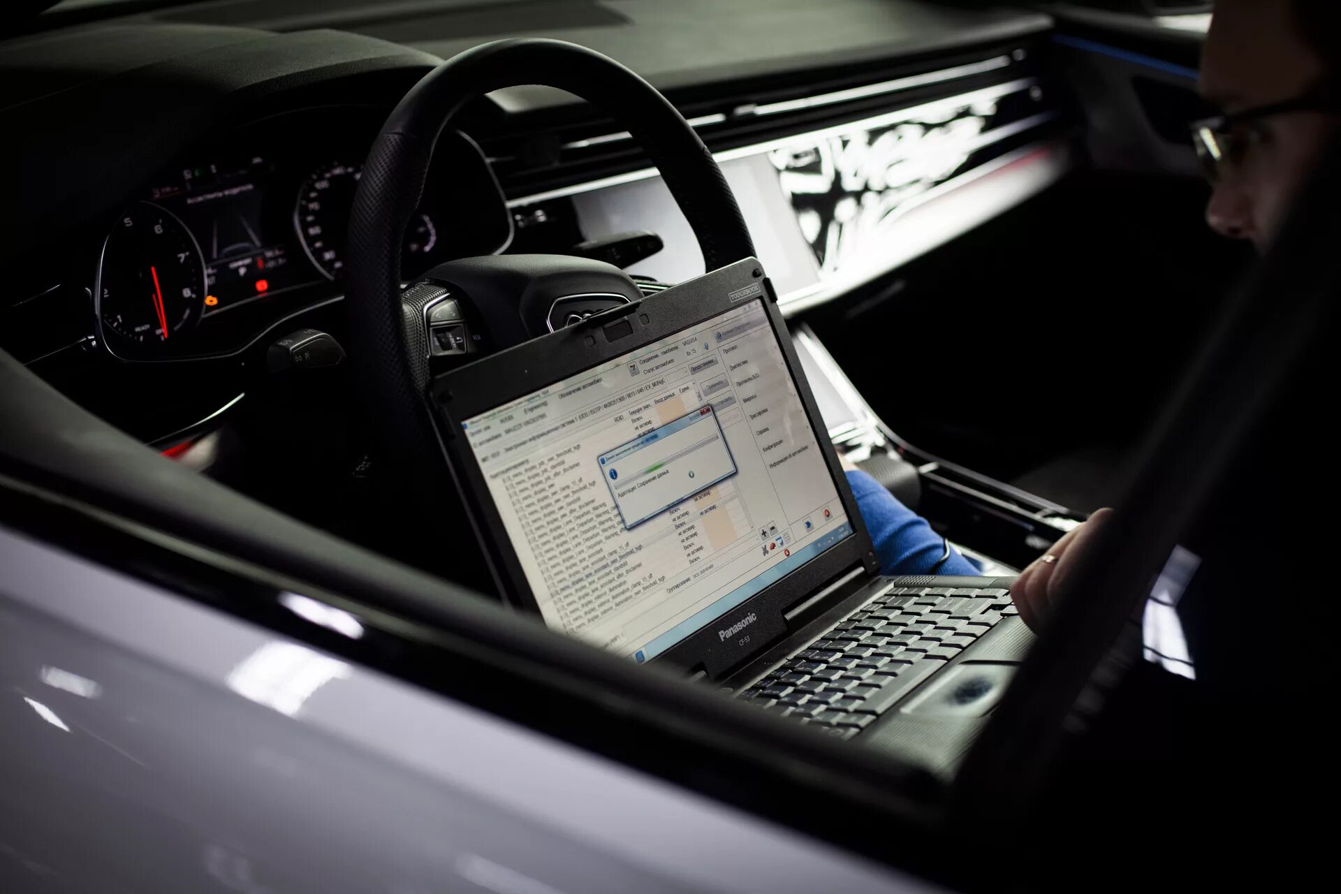 парковочный бокс для автомобилей. Citroen 19. место автомобильной немобильности. машина внутри. стоянка машин.