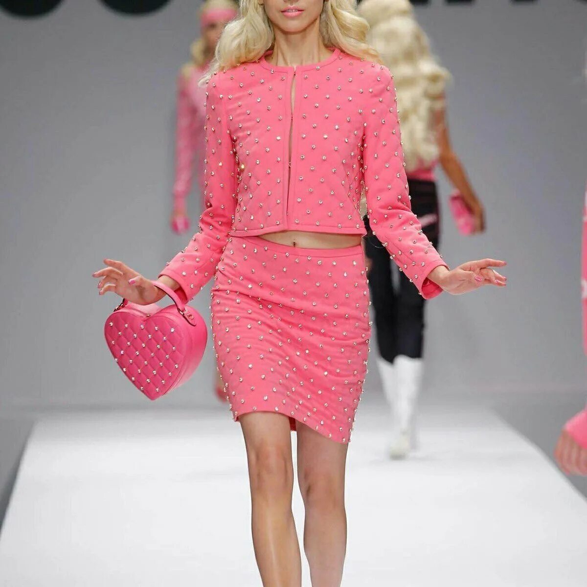 Moschino 2015 Barbie. Москино коллекция в стиле Барби. Moschino Spring 2015. Moschino Barbie ss15. Барби подиум