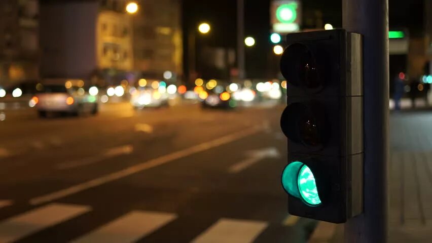 Дорогу на зеленый свет светофора. Зеленый светофор. Красивый светофор. Светофор ночью. Светофор у дороги.