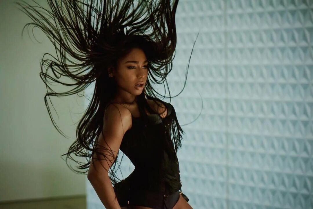 Normani певица. Популярные певицы 2010. Девушка в пустыне танцует клип. Молодая мулатка певица. Певица new rules исполнительница