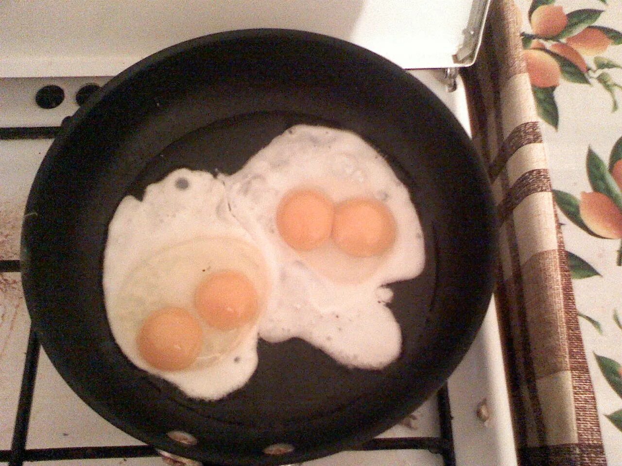 Два желтка примета. Яйцо с двумя желтками. Внутри яйца две желтки. Яичница с двумя желтками примета. Яйцо с 2 желтками примета.