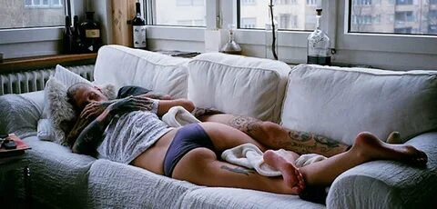 Девушка проснулась. 