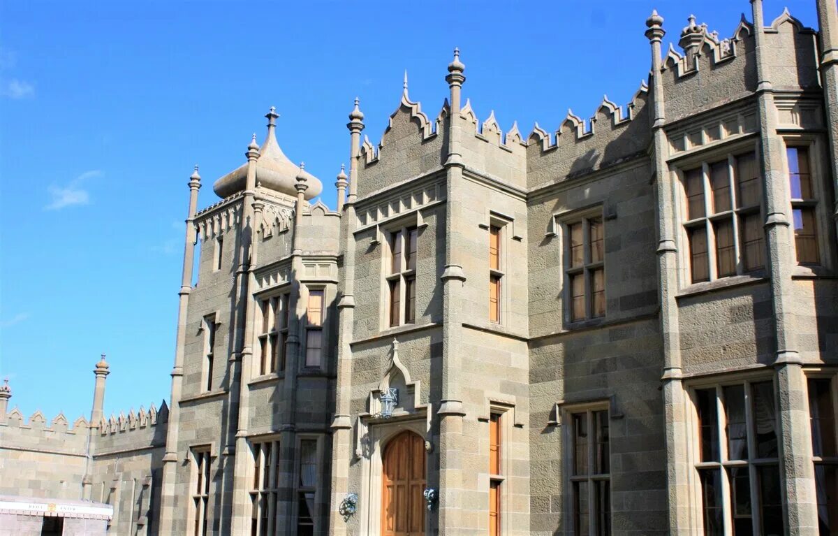 Алупка замок графа воронцова. Черчилль в воронцовском дворце. Воронцовский дворец в крыму. Воронцовский дворец ялта львы. Девочка из воронцовского дворца.