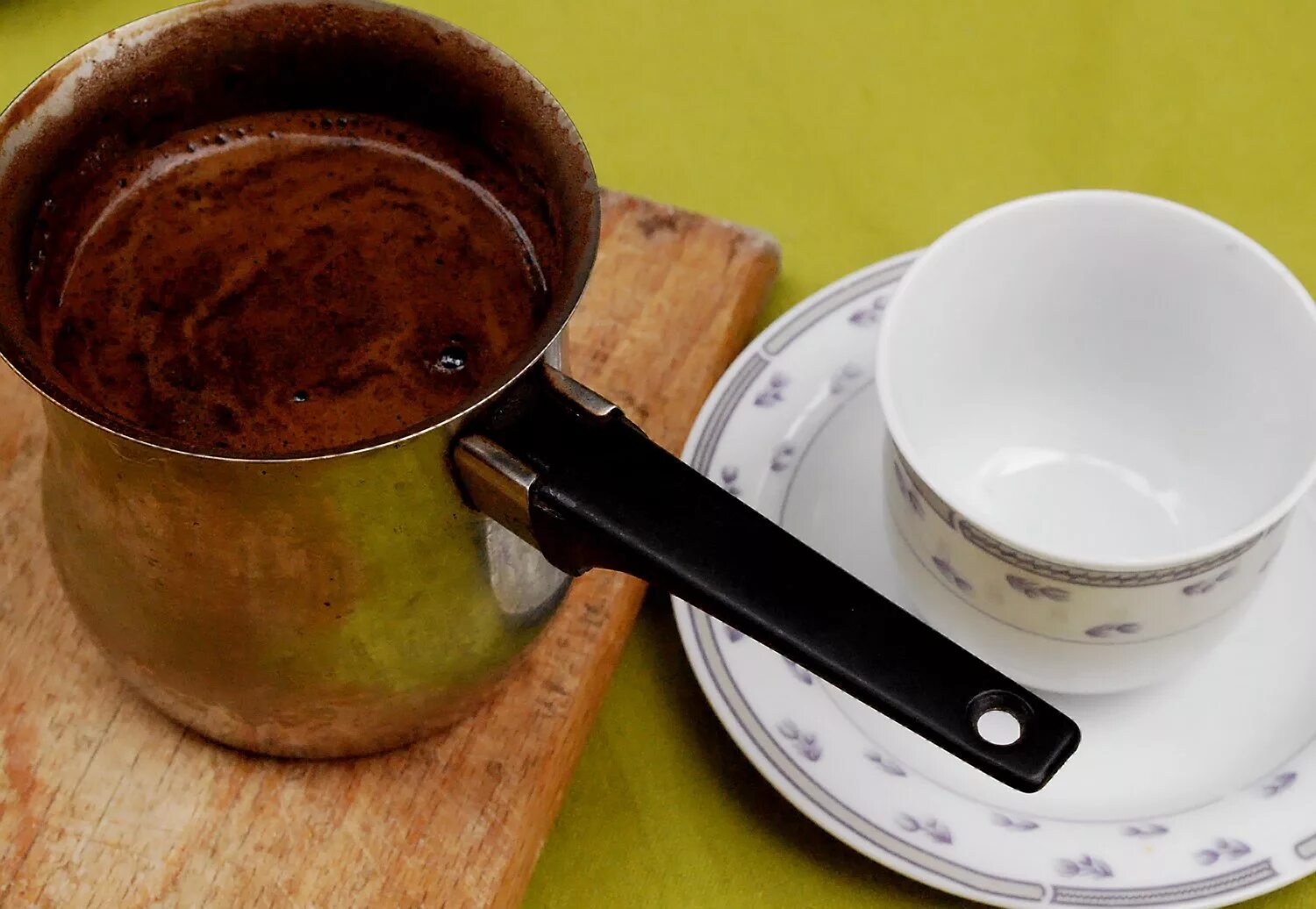 кофе в турке на молоке. кофе в турке. кофе в турке на молоке. кофе в кастрюле. турка для кофе.