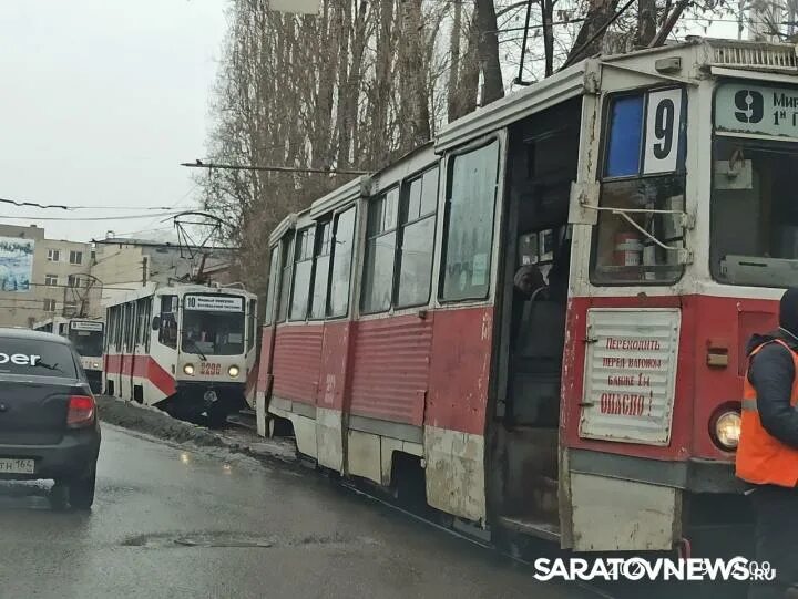 Трамвай 9 Саратов. Трамвай 3 Саратов. Саратов трамвай 9 демонтаж. Авария трамвая в Саратове.