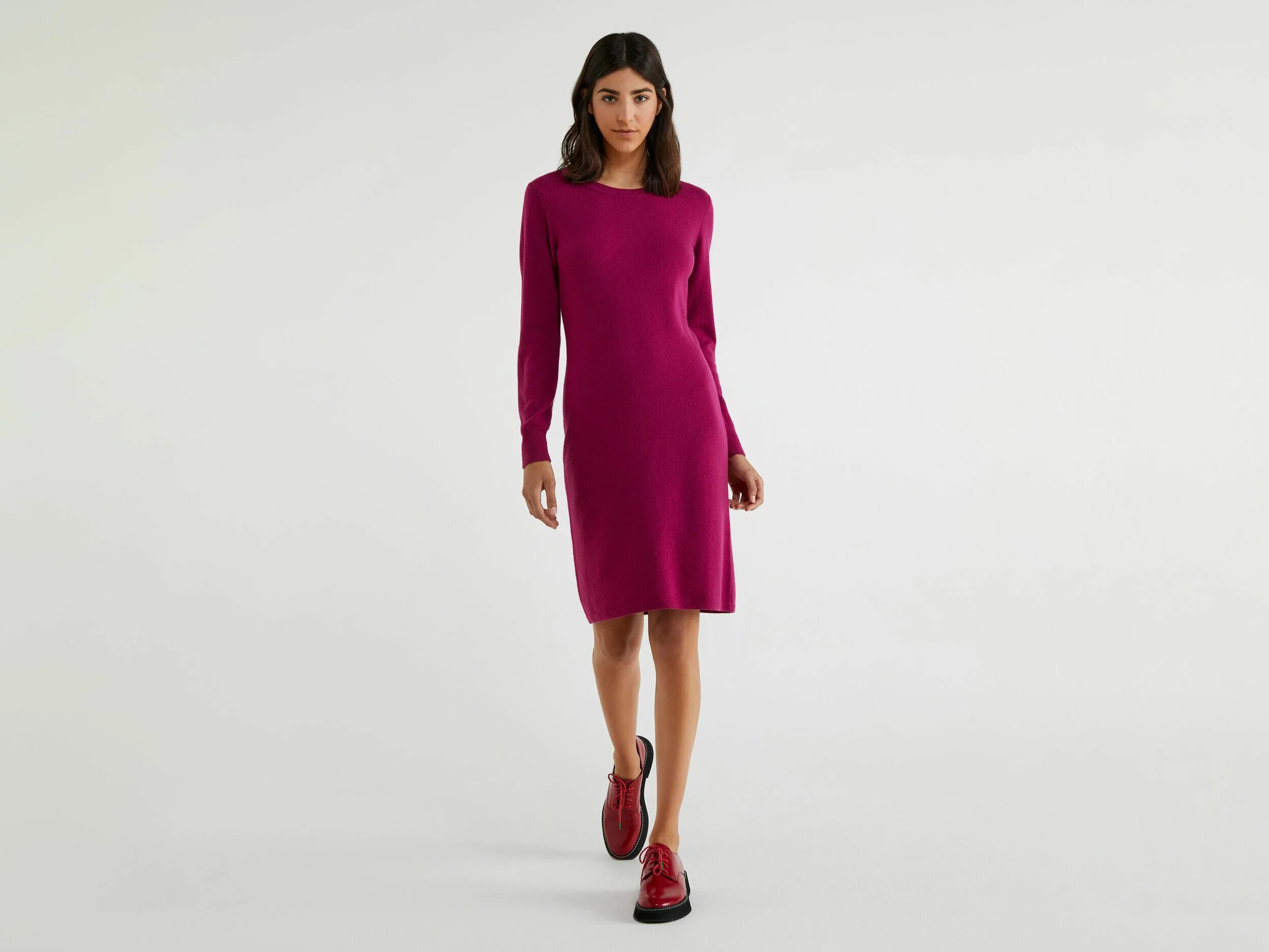 Платье бенеттон. United colors of benetton платье. Benetton белое платье белое льняное. Платье benetton длинное красное шерсть. Платье benetton.