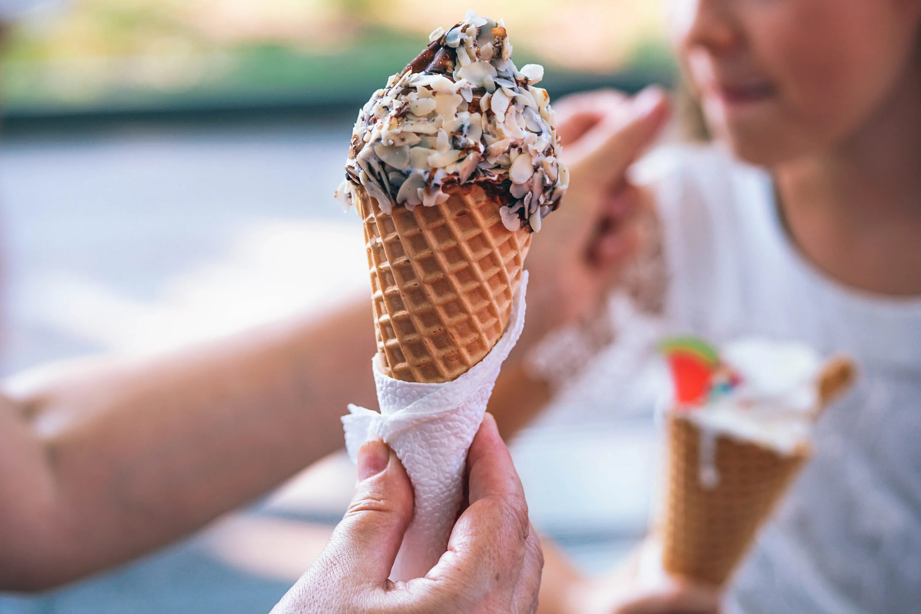 Ice Cream мороженщик. Мороженое в вафельном рожке. Мороженое рожок.