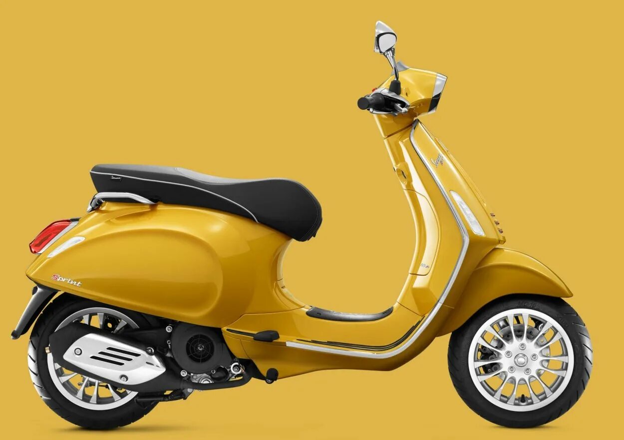 Мотороллер Веспа желтый. Vespa Sprint Yellow. Vespa мотороллер желтый 125. Веспа скутер 2022г. Желтый мопед