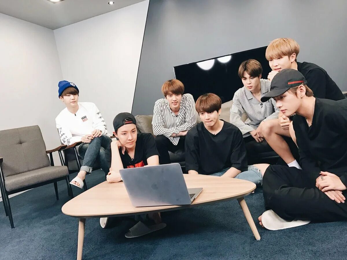 Vlive bts. БТС Тэхен Чимин Чонгук 2023. Хосок Чимин Чонгук и Тэхен. Тэхён Чимин и Хосок. BTS Чимин.