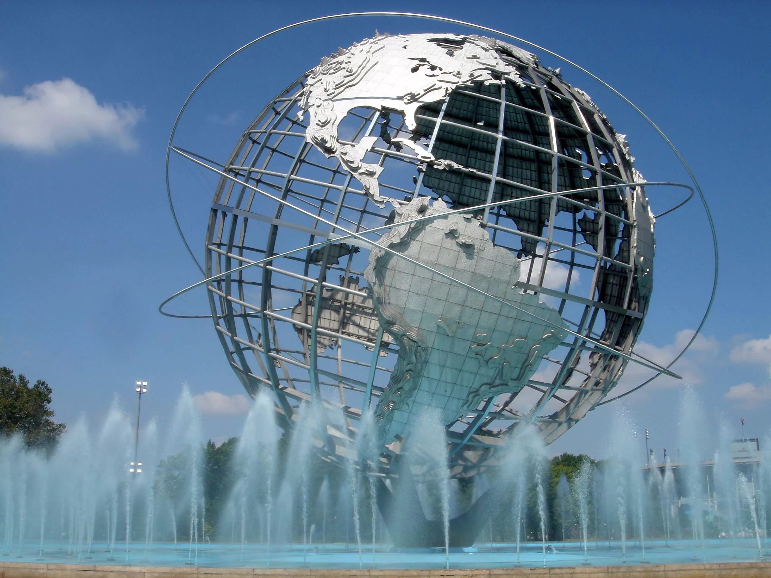 Глобус в шаре. Фонтан Унисфера, Нью-Йорк, США. Флашинг-Медоус - корона-парк. Памятник в виде земного шара.