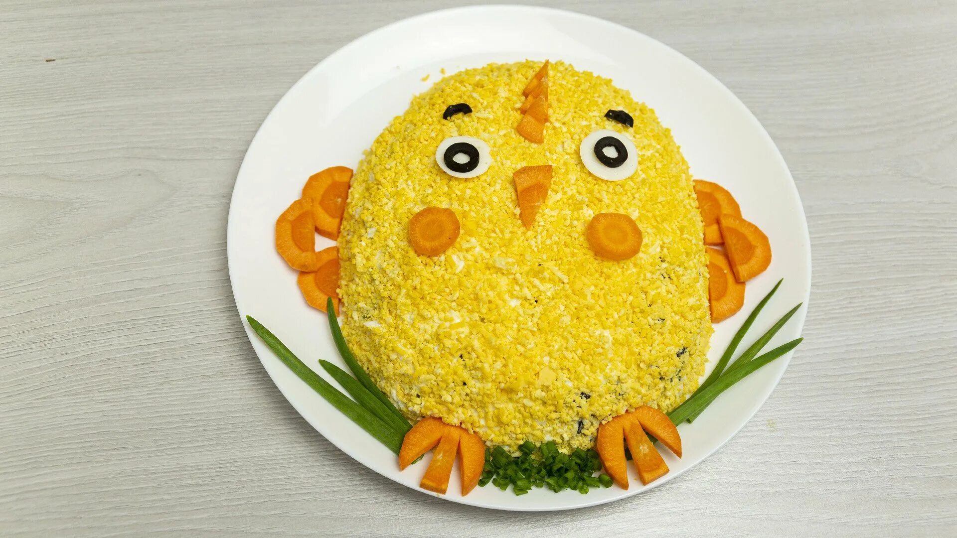 простые детские салаты. детские салаты на день рождения 5 лет. украсить салат на детский день рождения. простые детские салаты. украшение детских салатов.