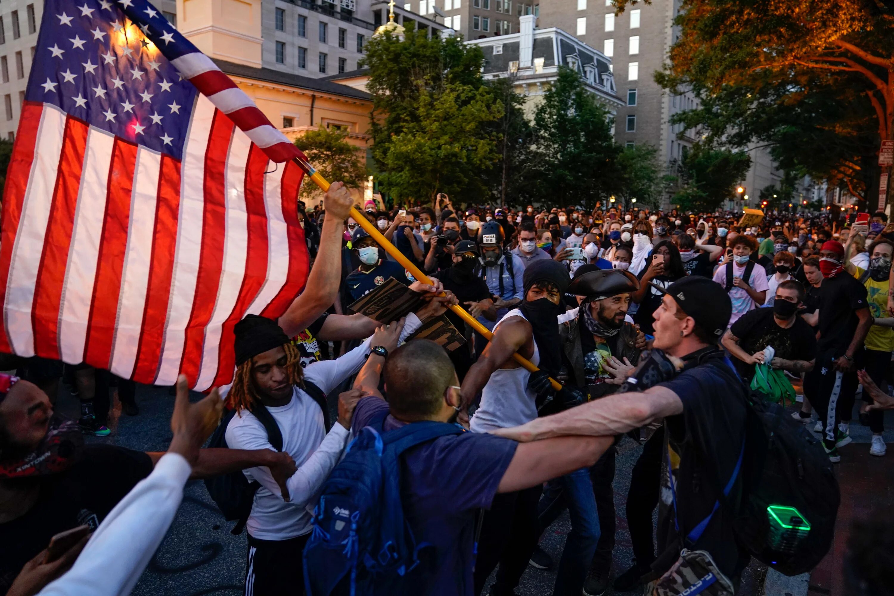 Протесты в США Black Lives matter. Массовые протесты в США 2020. Массовые беспорядки в США 2020. Митинги в США 2020. Протест против общества