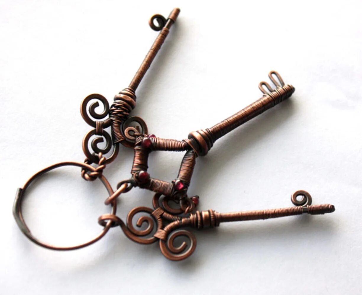 Украшения из латунной проволоки. Плетеные украшения из проволоки. Что можно сделать из медной проволоки. Плетение из тонкой проволоки. Проволочные украшения.