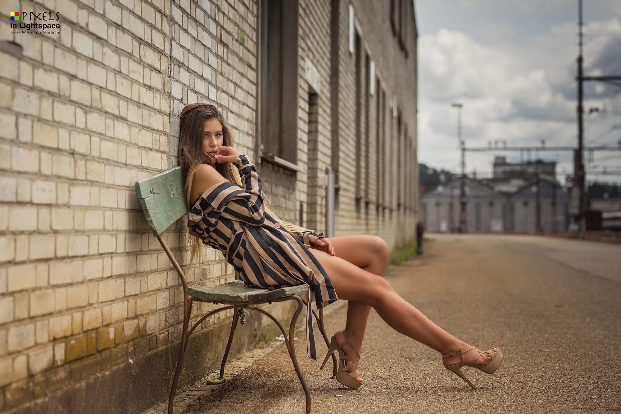 Ступни женщин 25 лет. Красивые ноги загорают на траве. Джованни zacche. Алиса тарасенко босиком. Красивые ножки.