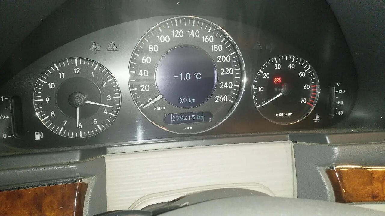 Датчик уровня масла мерседес w211. Мерседес е211 уровень масла. Check engine oil level at next refueling на мерседес w211 ом642. Мерседес е211 уровень масла. Freightliner oil level.