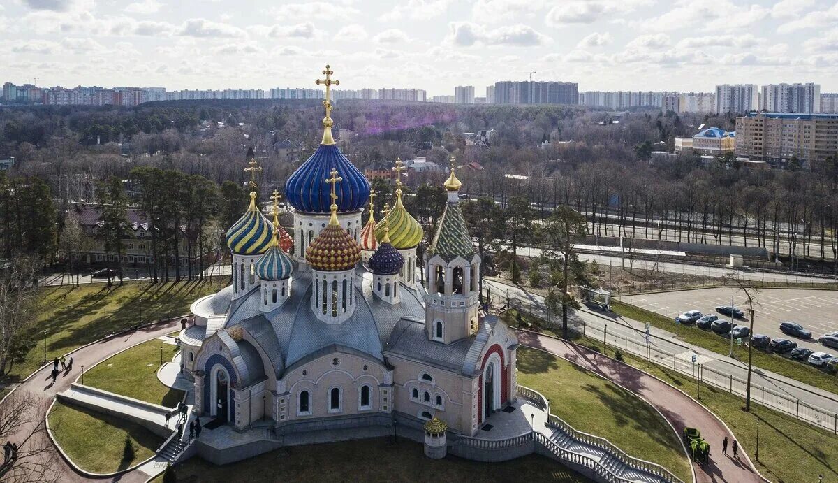 Патриаршее подворье расписание. Храм патриаршее подворье в переделкино. храм святого князя черниговского в переделкино. церковь игоря черниговского в переделкино.