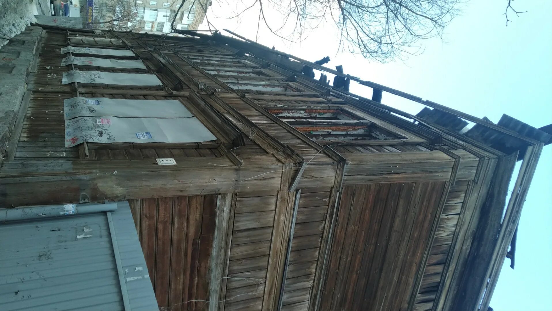 Падение кусков. Обрушение перекрытия в торговом центре. Обвал скалы на туристов. Обрушение фасада. Очистка района падения.