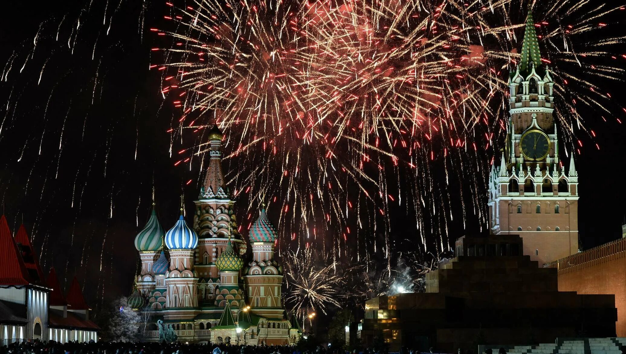 Новый год в россии 2017. Москва красная площадь салют. Новогодний салют на красной площади. Салют Москва новый год. Кремль салют.