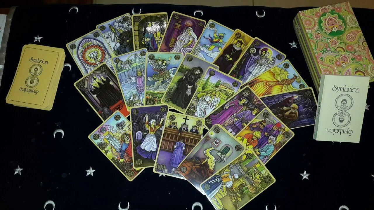Таро мэри хэнсон робертс. Колода таро 22 аркана. Карты в колоде таро 112. Магическое таро алистера кроули. Король кубков таро уэйта.