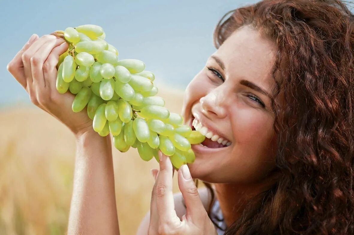 Девушка с гроздью винограда. Виноград в руках. Фотосессия с виноградом. Виноград дамские пальчики.