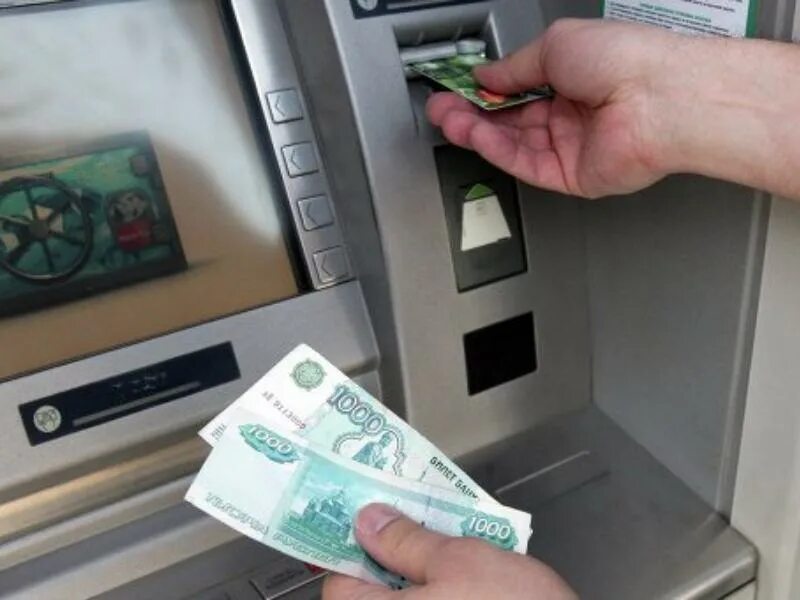 Положить доллары банкомат. Деньги в банкомате. банкомат.