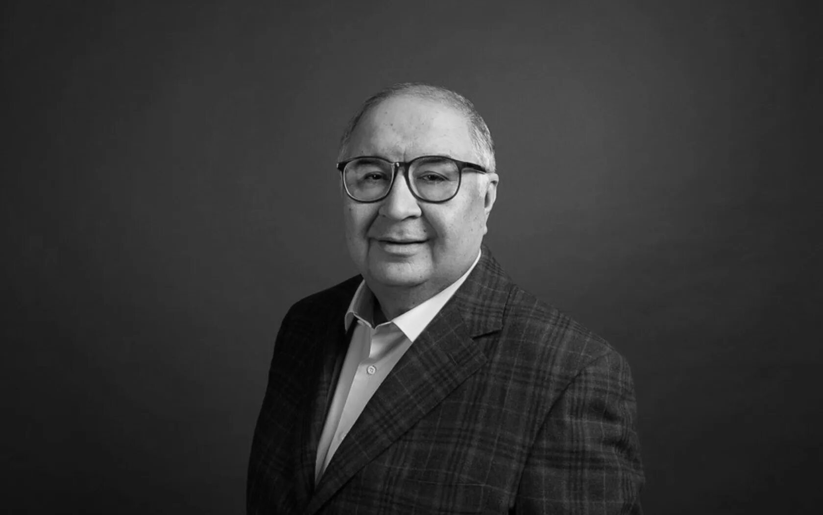 Усманов нужная профессия читать. Алишер усманов гаплари. Алишер усманов в молодости. Юсм холдинг усманов. Усманов нужная профессия читать.