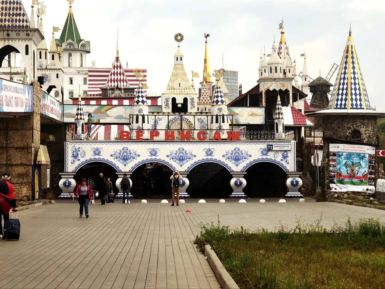 Кремль в измайлово план схема. Измайловский кремль вернисаж. Пряничный домик измайловский кремль. Измайлово красная площадь метро. Измайловский кремль карта территории.
