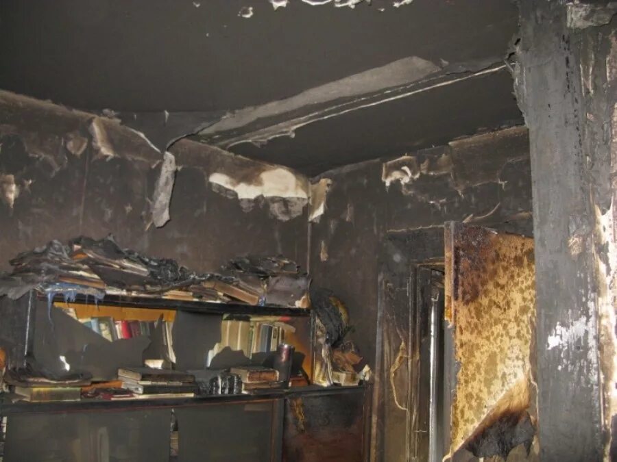 После сильного пожара. Квартира после пожара. Пожар в квартире. Комната после пожара.