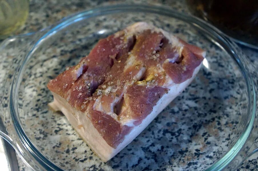 сало под гнетом. ванна для засолки сала. сало в кастрюле. маринад для сала в рассоле в кастрюле. можно ли в алюминиевой кастрюле солить сало.