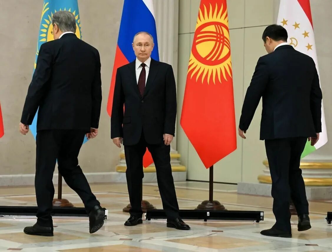 Встреча лидеров стран снг в петербурге. Саммит снг 2025. путин на саммите. встреча глав государств стран снг. кольца путина на саммите.