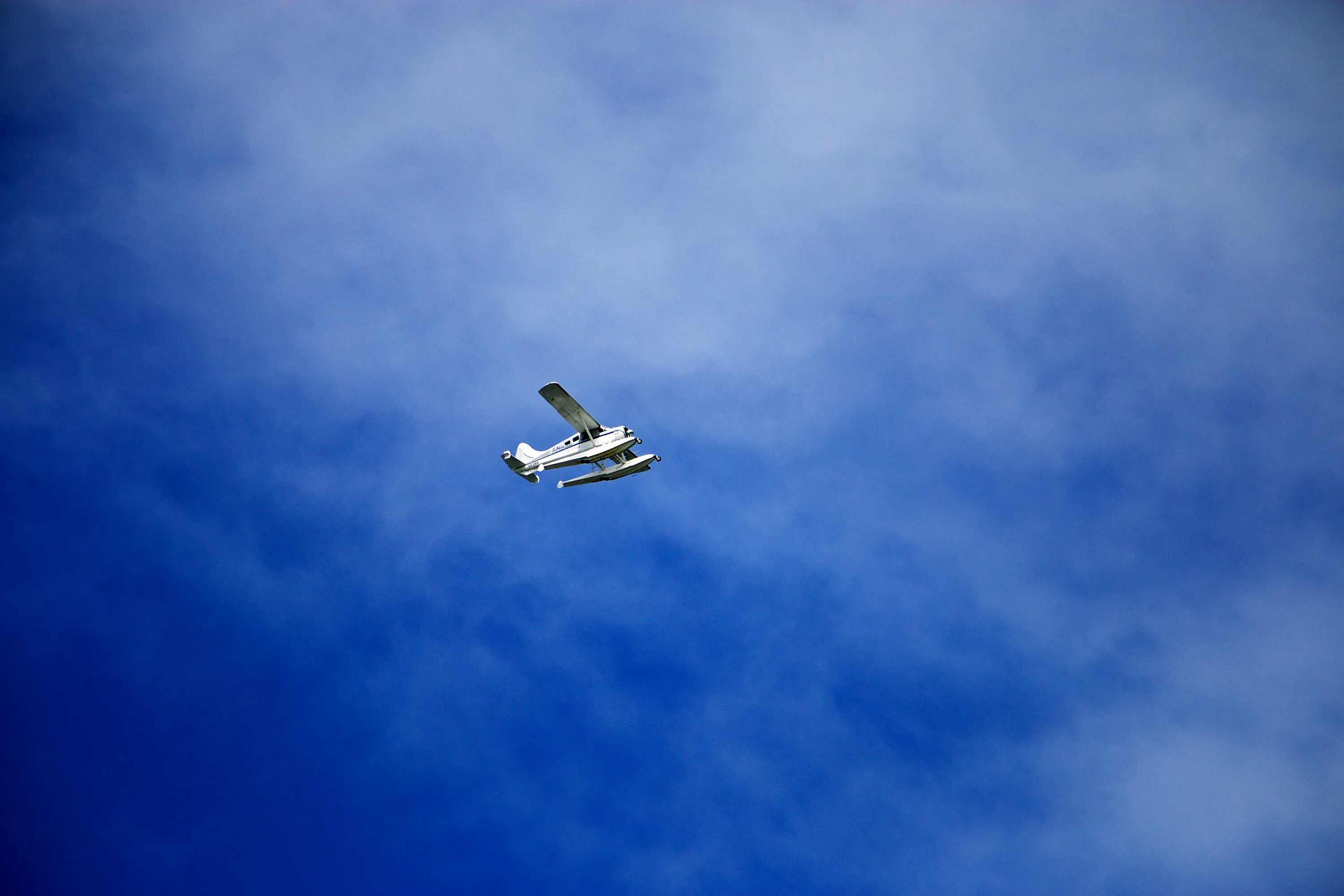 Самолет в небе. Летающий самолет. Легкомоторный самолет высоко в небе. Маленький самолет в небе.