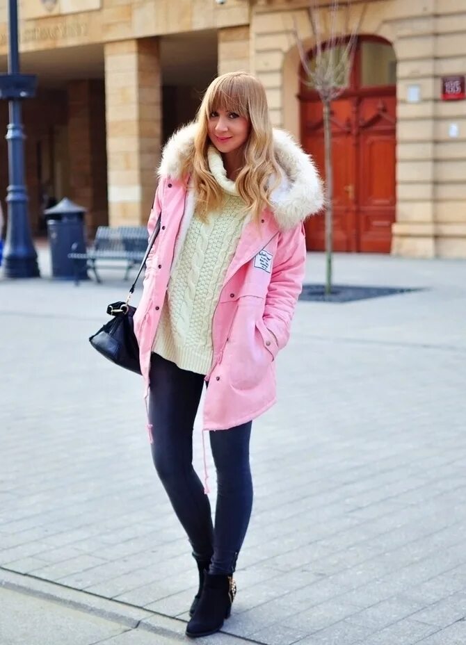 Ярко розовая куртка. Девушка в розовой куртке. Блондинка в розовой куртке. Девушка в ярко розовой куртке.