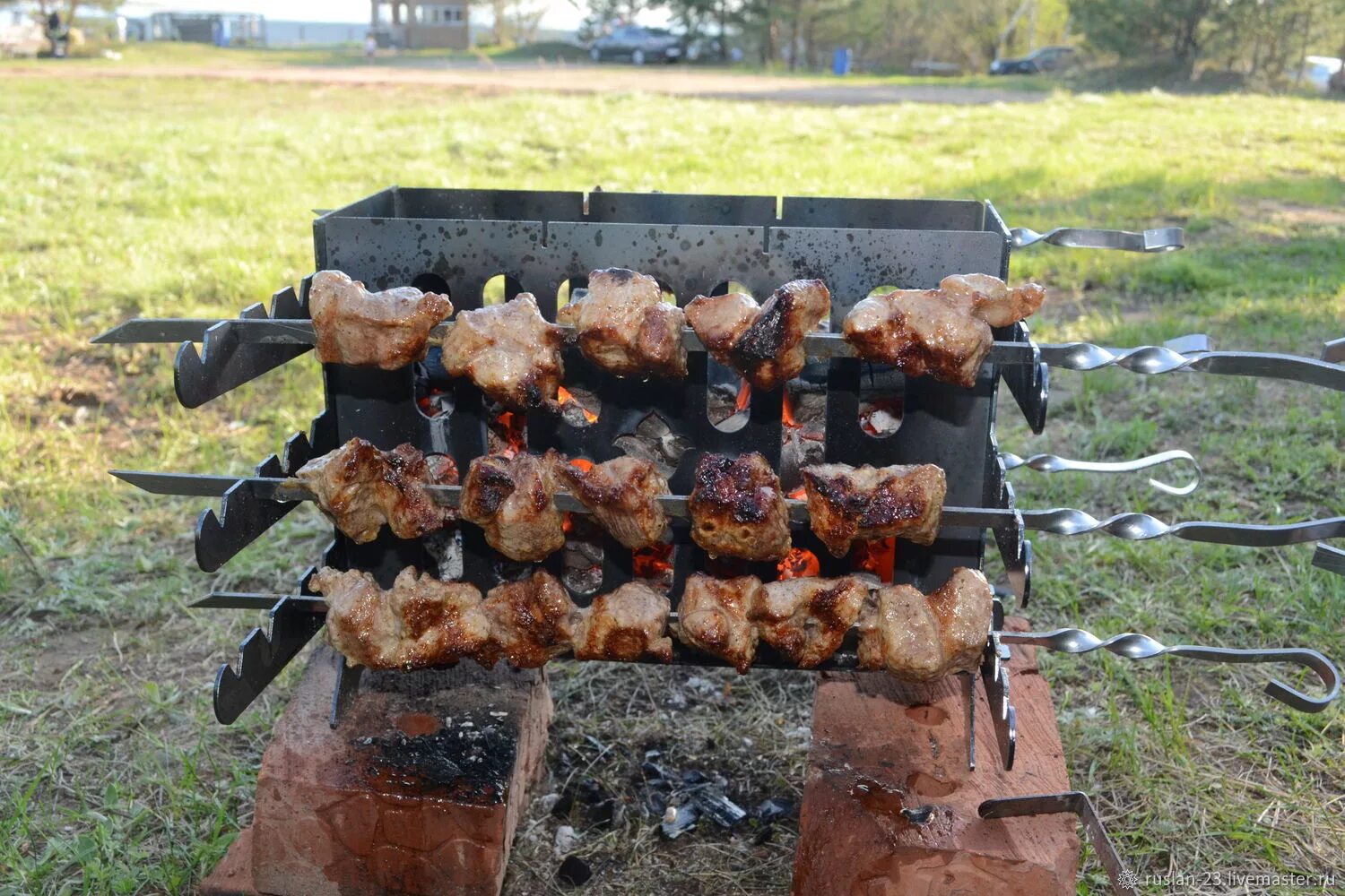Шашлык своими руками. Вертикальный мангал для шашлыка. Переносные мангалы для шашлыка. Мангал с боковым расположением шампуров. Шашлычный модуль для костровой чаши.