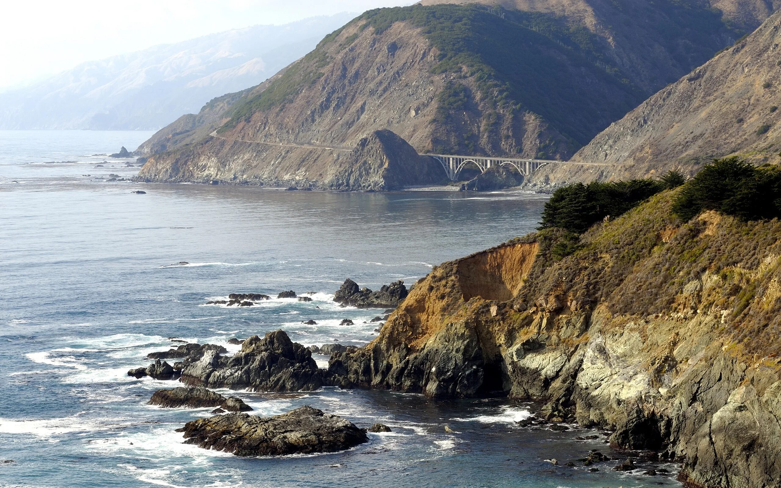 Каменистый берег моря. Голубое озеро актру. Горы на берегах калифорнии. Камни в горах. Крит горы и море.