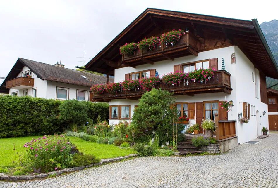 Деревня Гармиш Партенкирхен. Германия деревня Розбах. Баварская деревня в Германии. Альпийские деревни в Германии.