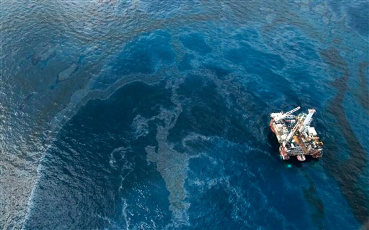 Нефть атлантическом океане. Разлив нефти с платформы Ixtoc i. Мексиканский залив Ixtoc-1. Deepwater Horizon Oil spill. Разлив нефти нефтяная платформа Deepwater Horizon.