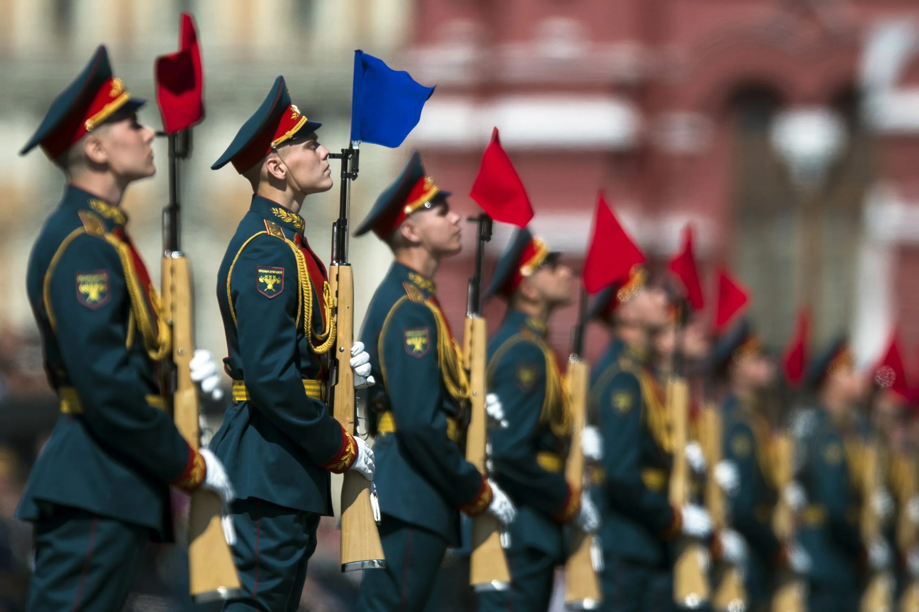 Victory day may. Солдаты на параде. Парад 9 мая. Линейные на параде. Солдаты на параде Победы.