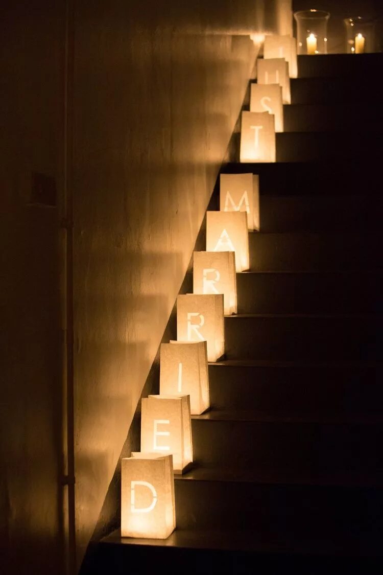 Лестница в Кефе. Свечи на лестнице. Лестница в кафе. Насыпные свечи на лестнице. Doors event