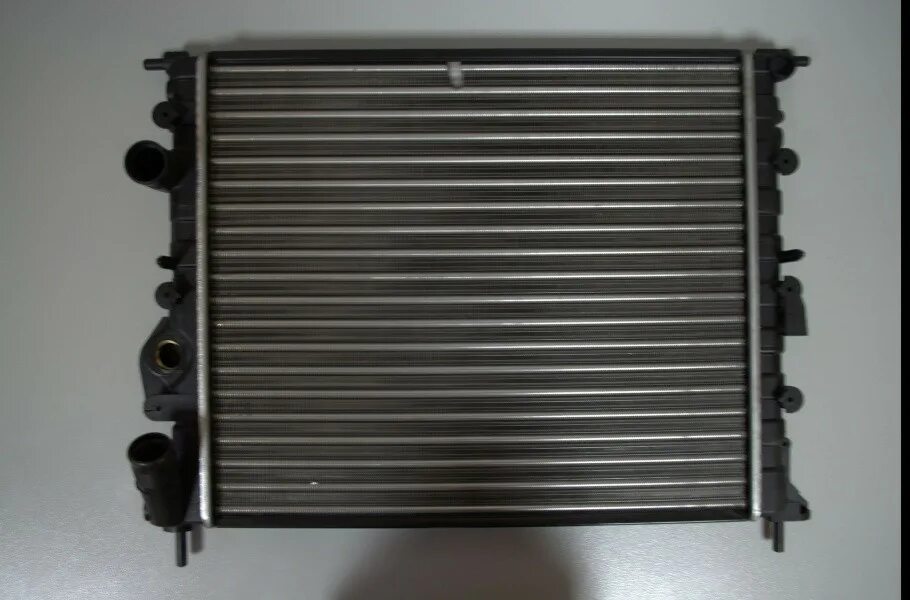 Куплю радиатор для охлаждения мотора рено логан бу в красноярске. 4. Радиатор кондиционера renault logan 1 2007 года каталожный номер. 6 с кондиционером. Радиатор рено логан 1.
